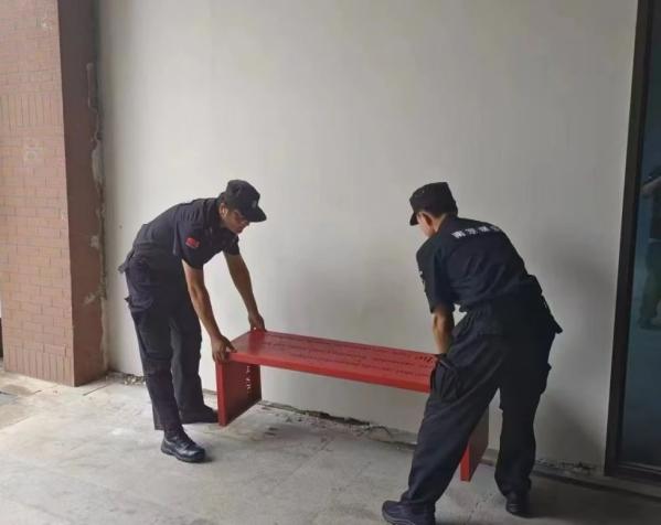 C:/Users/BA/Desktop/風(fēng)雨過(guò)后南京保安迅速行動(dòng)，恢復(fù)安“寧”面貌/6.jpg6