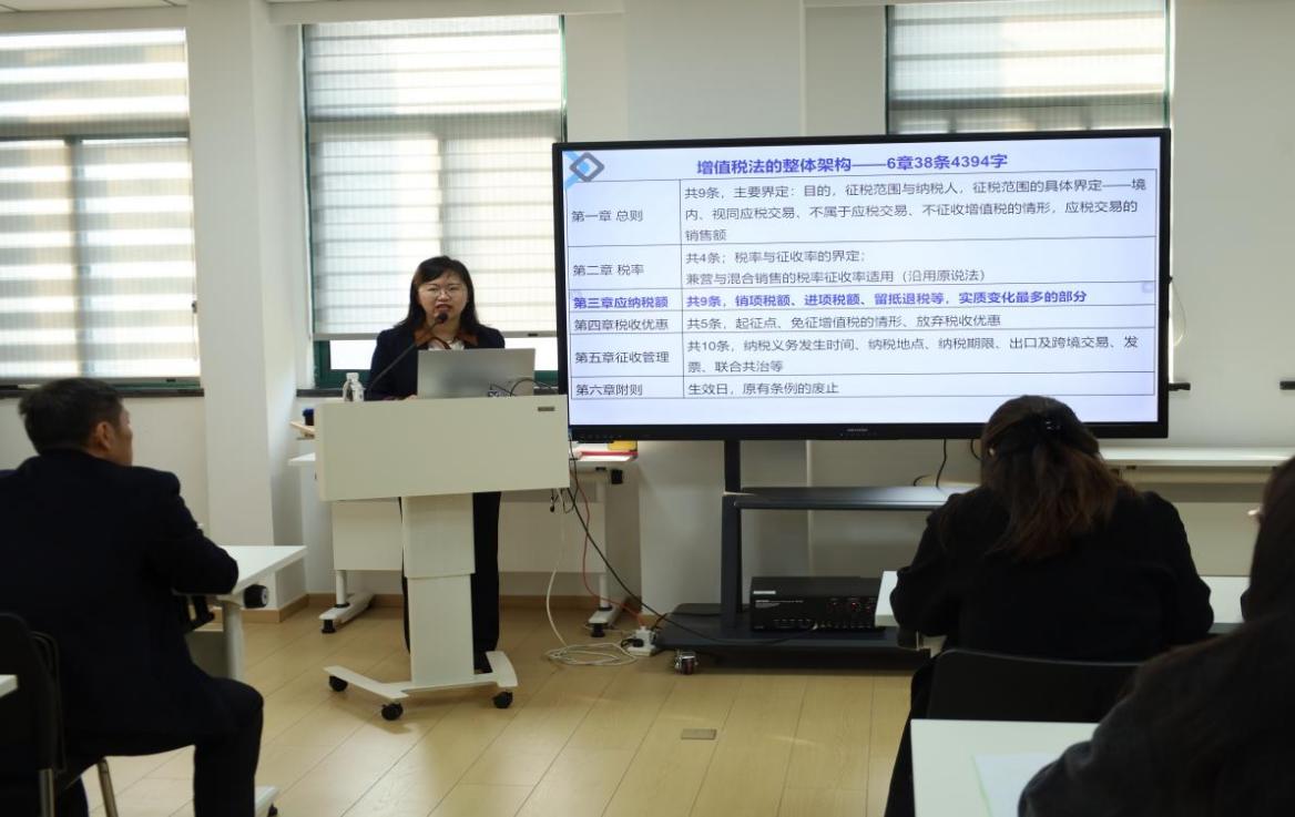 E:/25.12.10后 上傳網(wǎng)站留存/學(xué)新規(guī)強(qiáng)技能 防風(fēng)險促合規(guī)——南京市保安服務(wù)有限公司舉辦新增值稅法專題培訓(xùn)/照片/IMG_9401.JPGIMG_9401